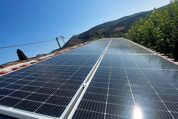 PHOTOVOLTAIC SYSTEM IN RESIDENCE IN SOUTHERN CRETE