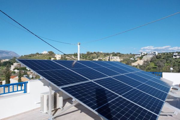 FRONIUS HYBRID PHOTOVOLTAIC SYSTEM WITH BYD BATTERIES IN A HOUSE IN SOUTHERN CRETE