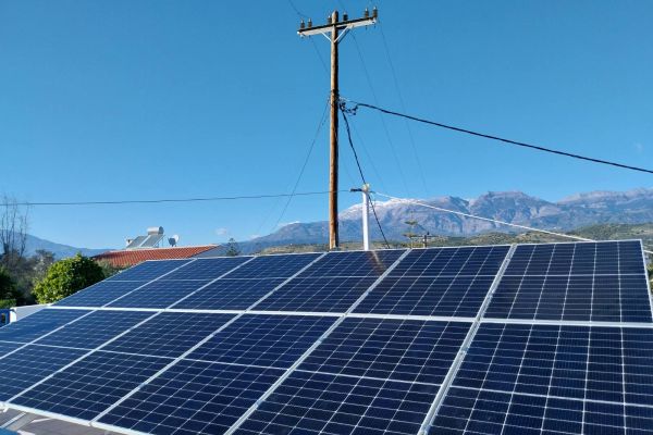 FRONIUS HYBRID PHOTOVOLTAIC SYSTEM WITH BYD BATTERIES IN A HOUSE IN SOUTHERN CRETE