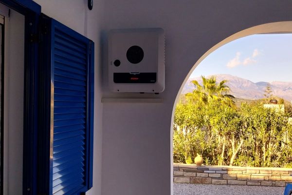 FRONIUS HYBRID PHOTOVOLTAIC SYSTEM WITH BYD BATTERIES IN A HOUSE IN SOUTHERN CRETE